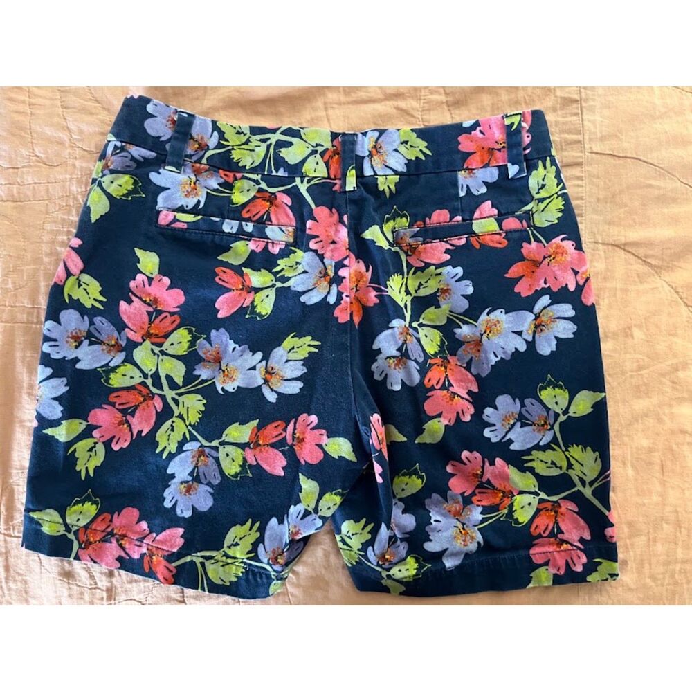 Lands’ End floral shorts, mid rise size 4 - Picture 4 of 5